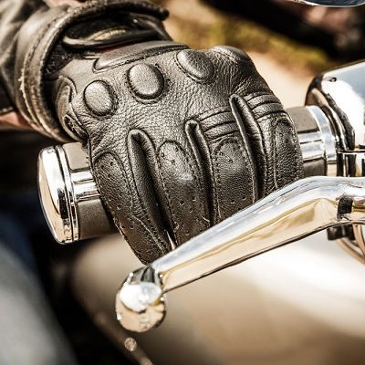 Bien choisir ses gants moto pour la mi-saison